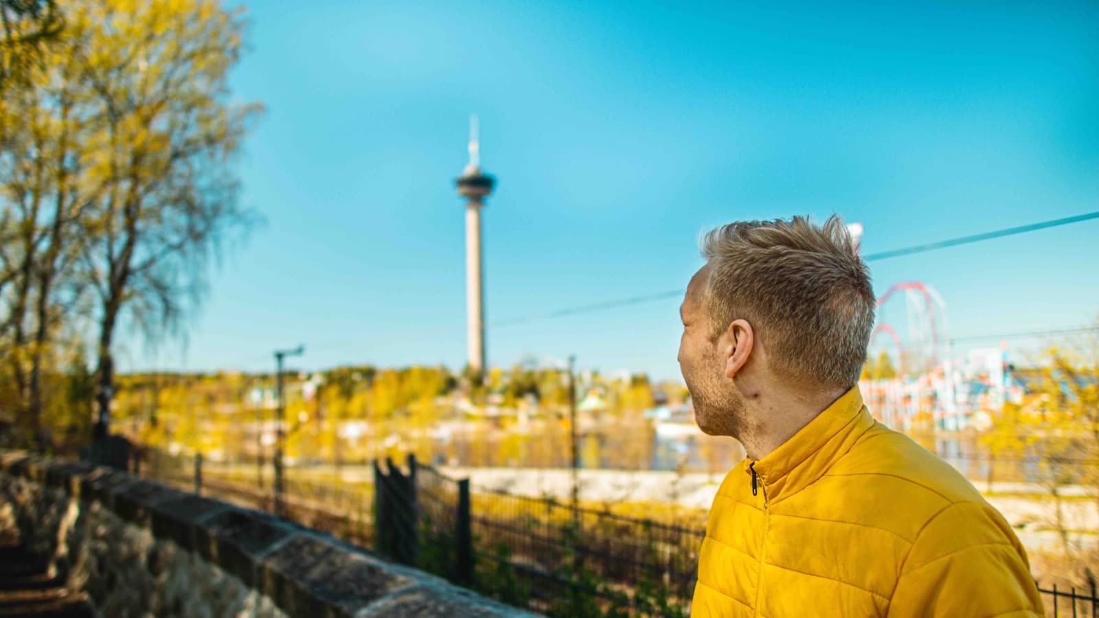 Jaakko katsoo Näsinneulaa kohti Tampereella